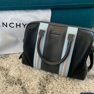 Givenchy Classic Medium Antigona Bag